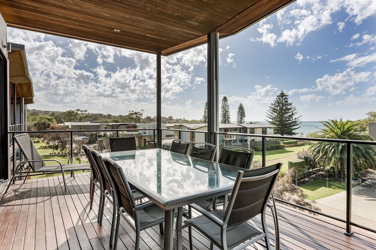 Regency Beach Family House gallery image 2