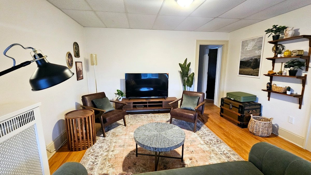 Central cozy 4 bedroom w/King bed gallery image 2