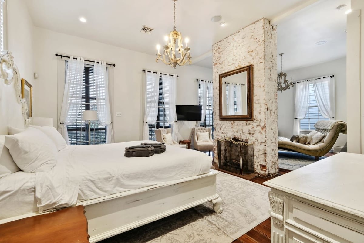 Bright Villa w Heated Pool & Pool Table 5br|4ba gallery image 2