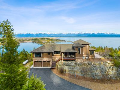 Stunning 3-BR Lakeview Home on Craggy Cliff