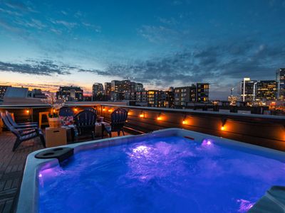 Gulch Walkable- Rooftop/Hot Tub!