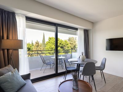 Superior 2BD apartment, balcony & Areos Park view