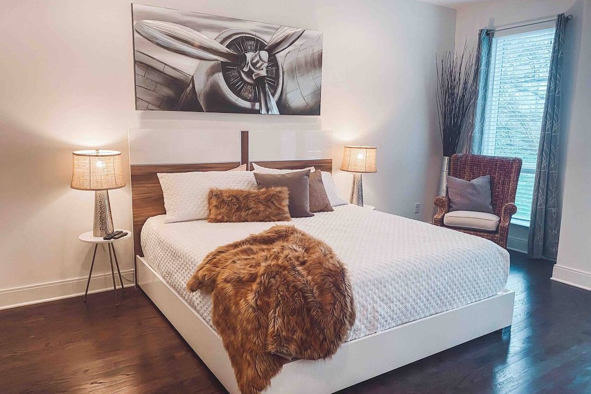 Luxury Gulch Home – 360 Views – Wet Bar Rooftop! gallery image 5