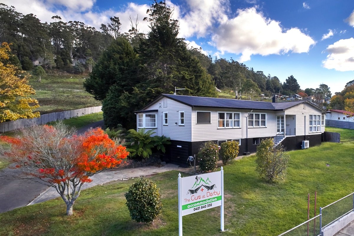 The Cure at Derby- entire front house- sleeps 18 gallery image 5