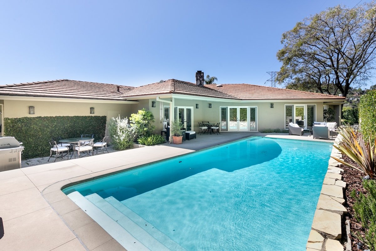 Hollywood Hills Retreat | Warm Gathering Space gallery image 3