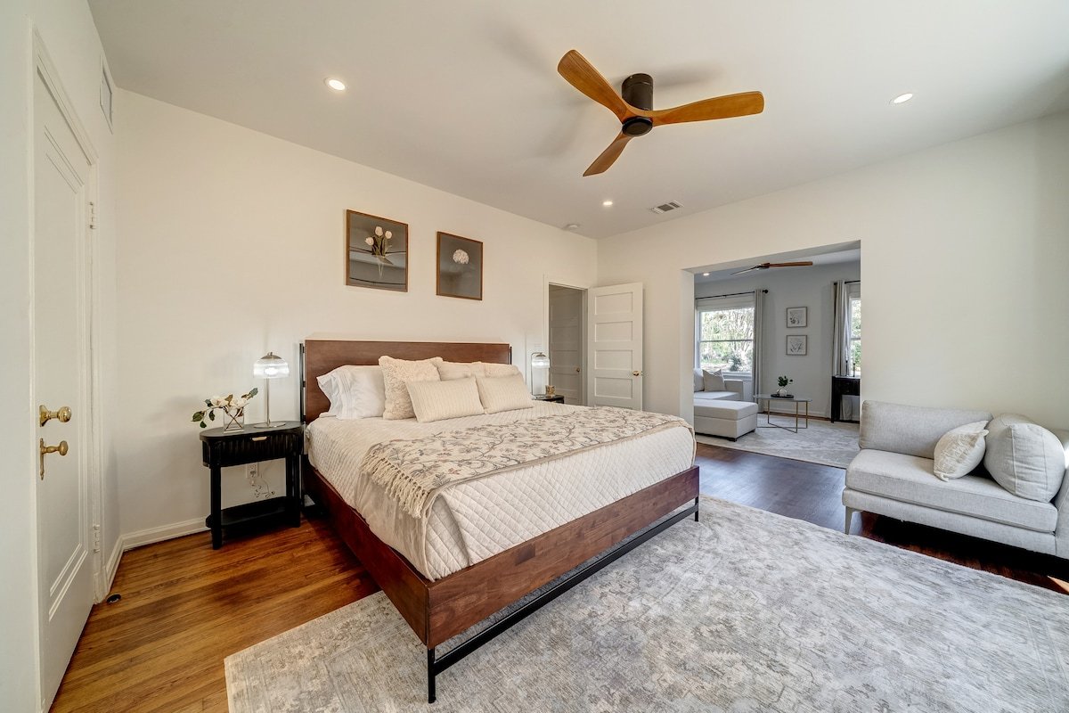 Under the Oak: A timeless retreat w/modern luxury gallery image 2