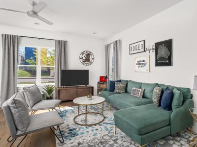 Stylish & Spacious | 8 Q/K Beds | Mins to Broadway