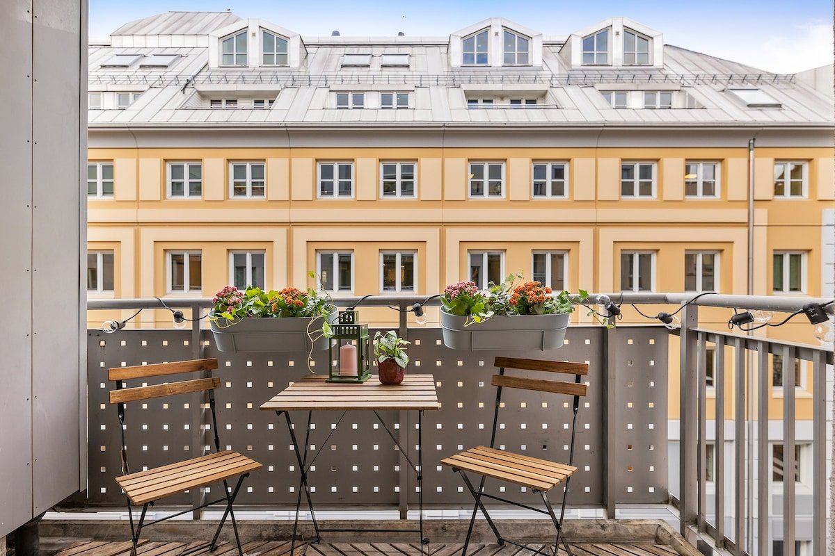 4BR City Center: 2 Balcony + *Free Parking* gallery image 3