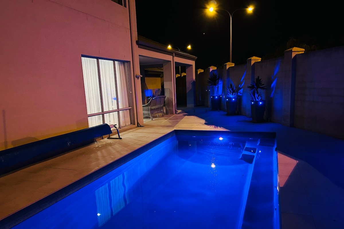 Stunning & luxurious 2-Storey, 4 bedrooms 4 beds gallery image 3