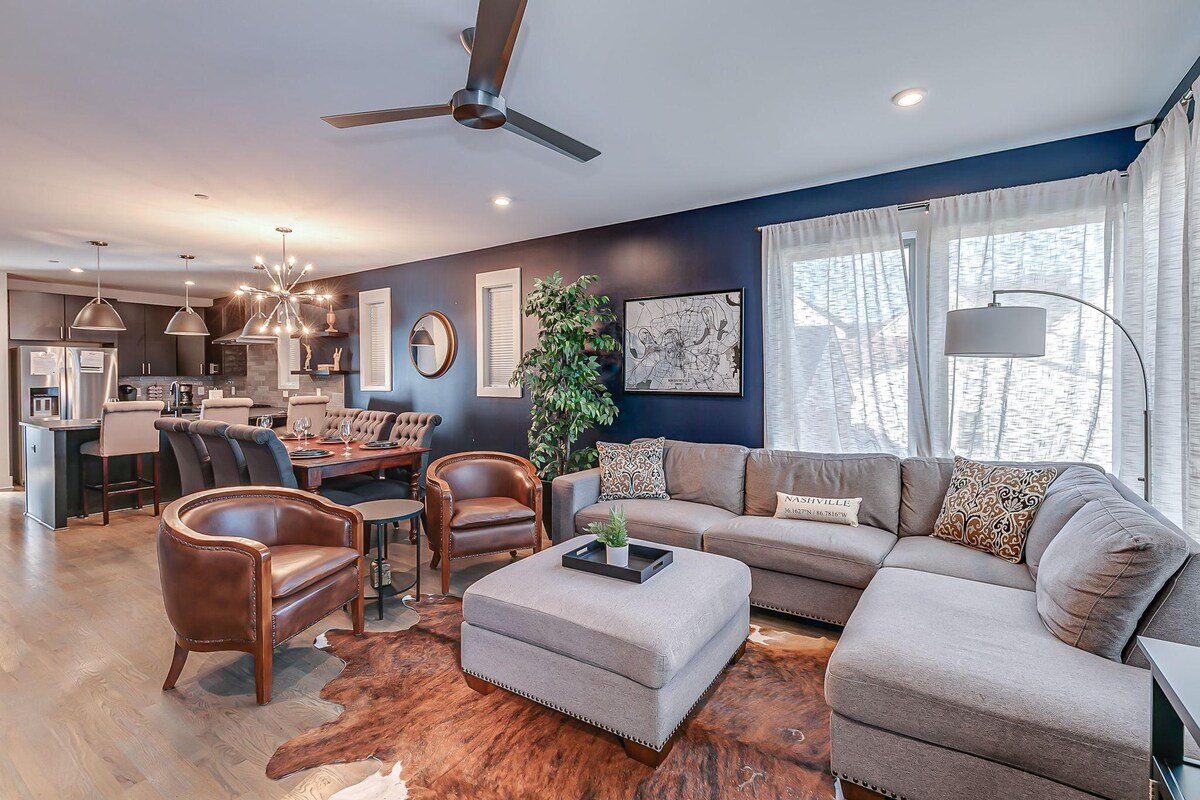 2 Homes Side by Side, Sleeps 24 People,Game Room,R gallery image 4