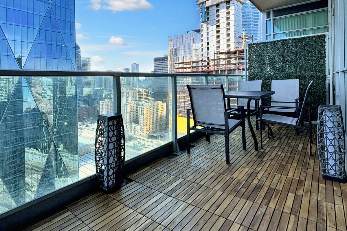 Chic 3BR – Free Parking – Downtown – City View gallery image 5