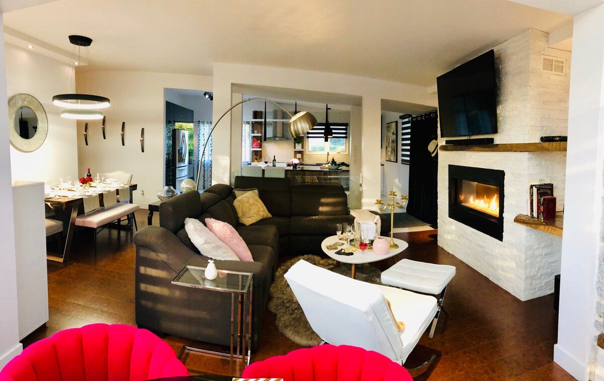 Fun and Vintage Family room in Quebec w/ love ones gallery image 5