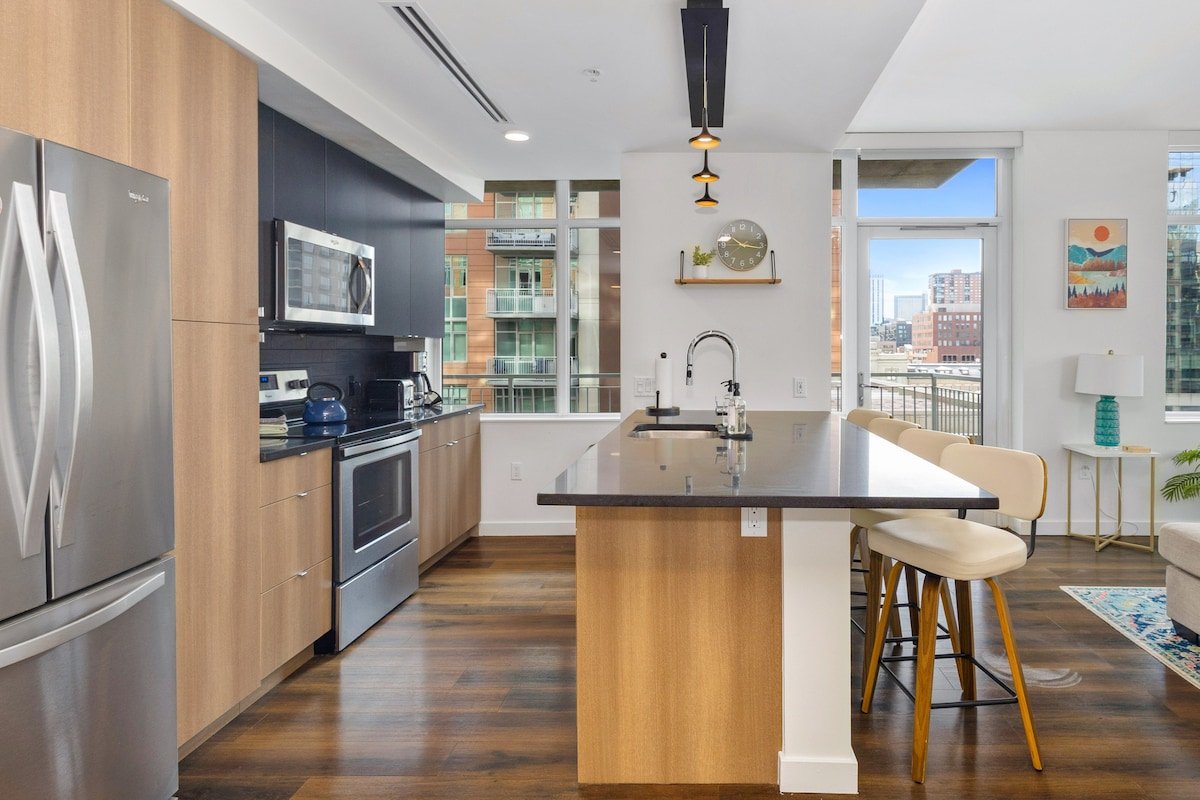 2BR 2BA- Broncos, Hot Tubs, Gym, Ball Arena! gallery image 3