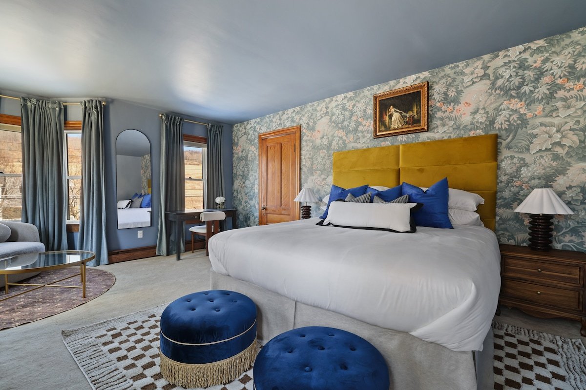 The Dollhouse – Andes w/ Sauna, Gym, Poker Room gallery image 4