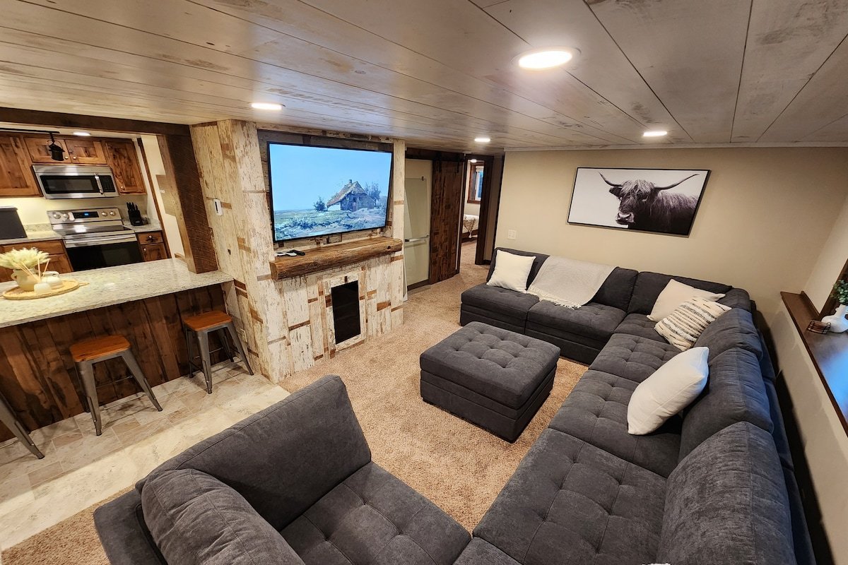 Gorgeous 5 Bedroom Remodel near Downtown Hudson! gallery image 2