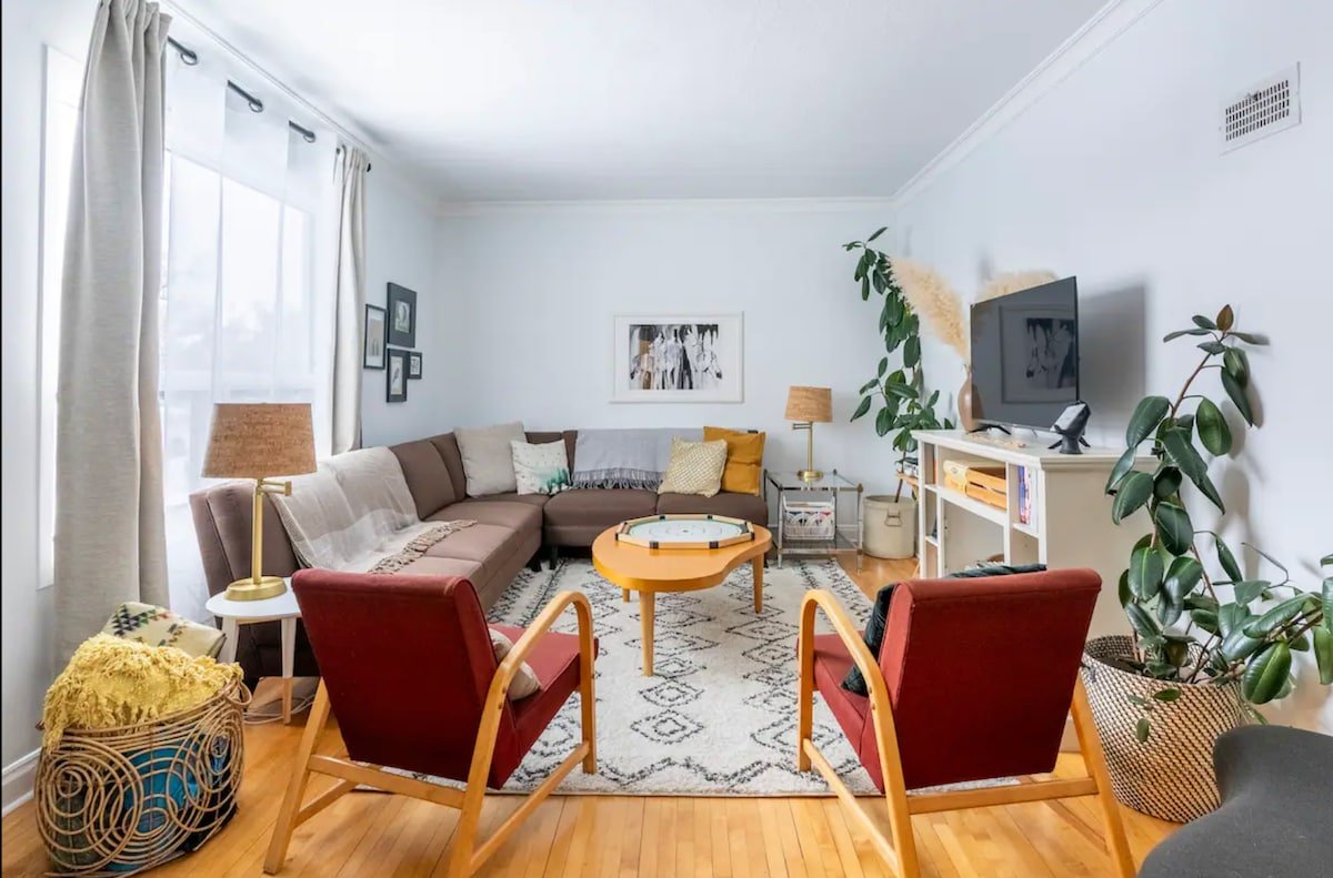 Cozy Urban Cabin Feel in the heart of Wpg gallery image 2