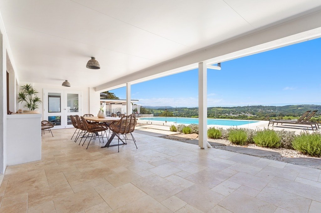 Idyllic Lawlers Orchard. gallery image 2