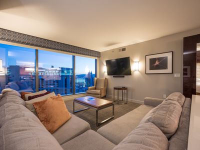 Jacuzzi Gorgeous 2 Bedroom King Suite