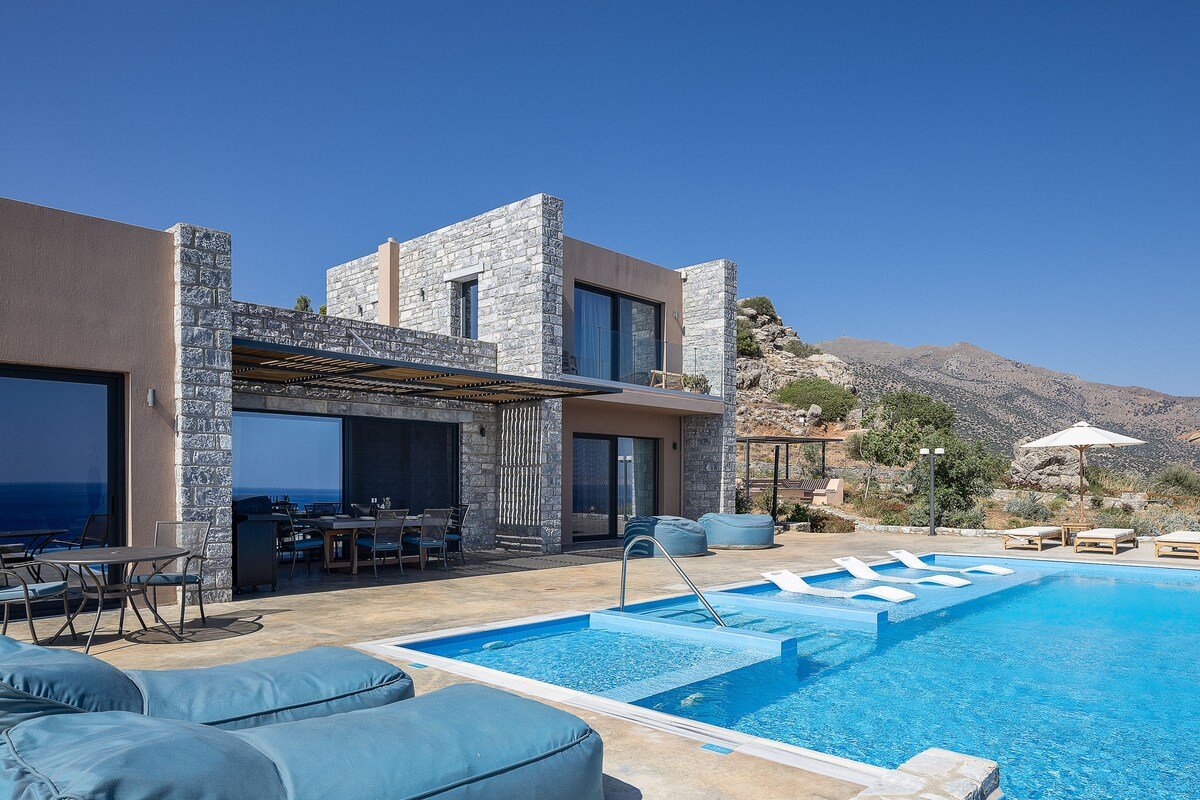 Seafront elegant villa,infinity pool &devine views gallery image 5