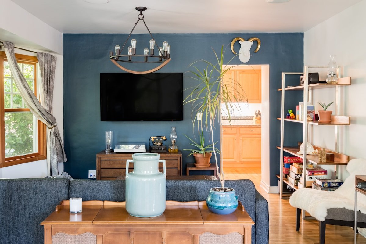 Golden Solarium – Entire Fremont Home w/ AC & Gym gallery image 5