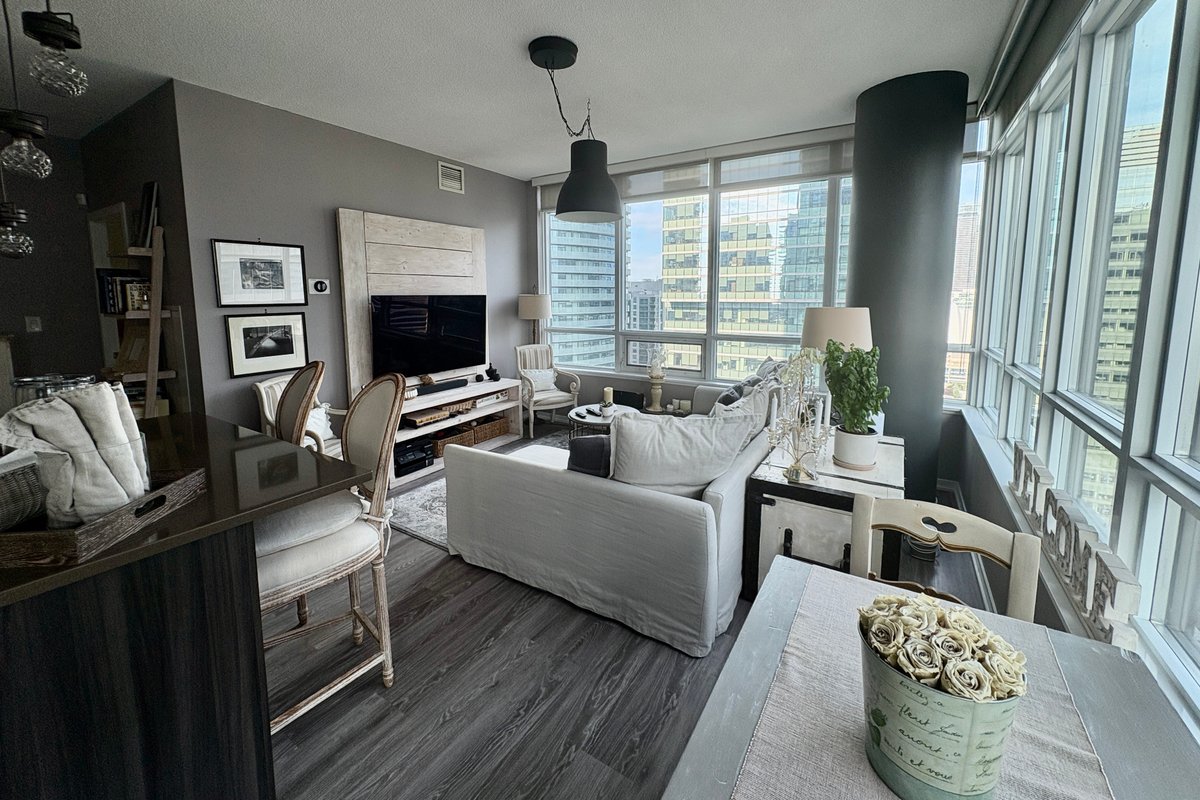 Luxury DT Condo, CN Tower views, 1 park, SuperHost