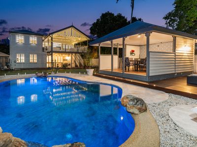 Spacious 5-bed Queenslander, 200m to CityCat