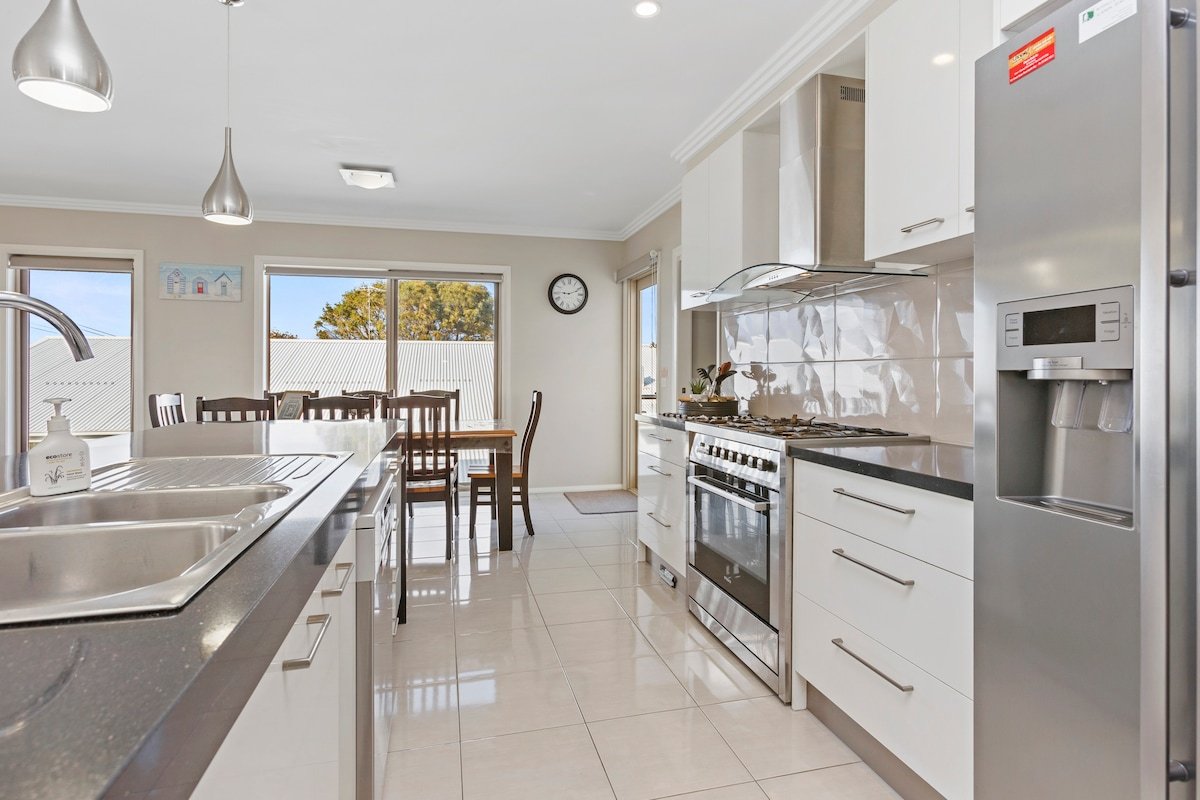 Seal Haven – Central + minutes to the beach gallery image 4