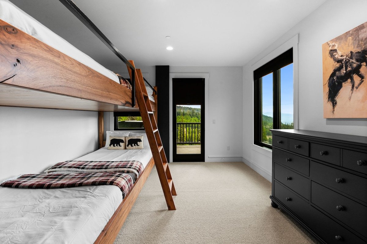 *New to Market* Lavish 6 Bedroom Ski Accessible Ho gallery image 2