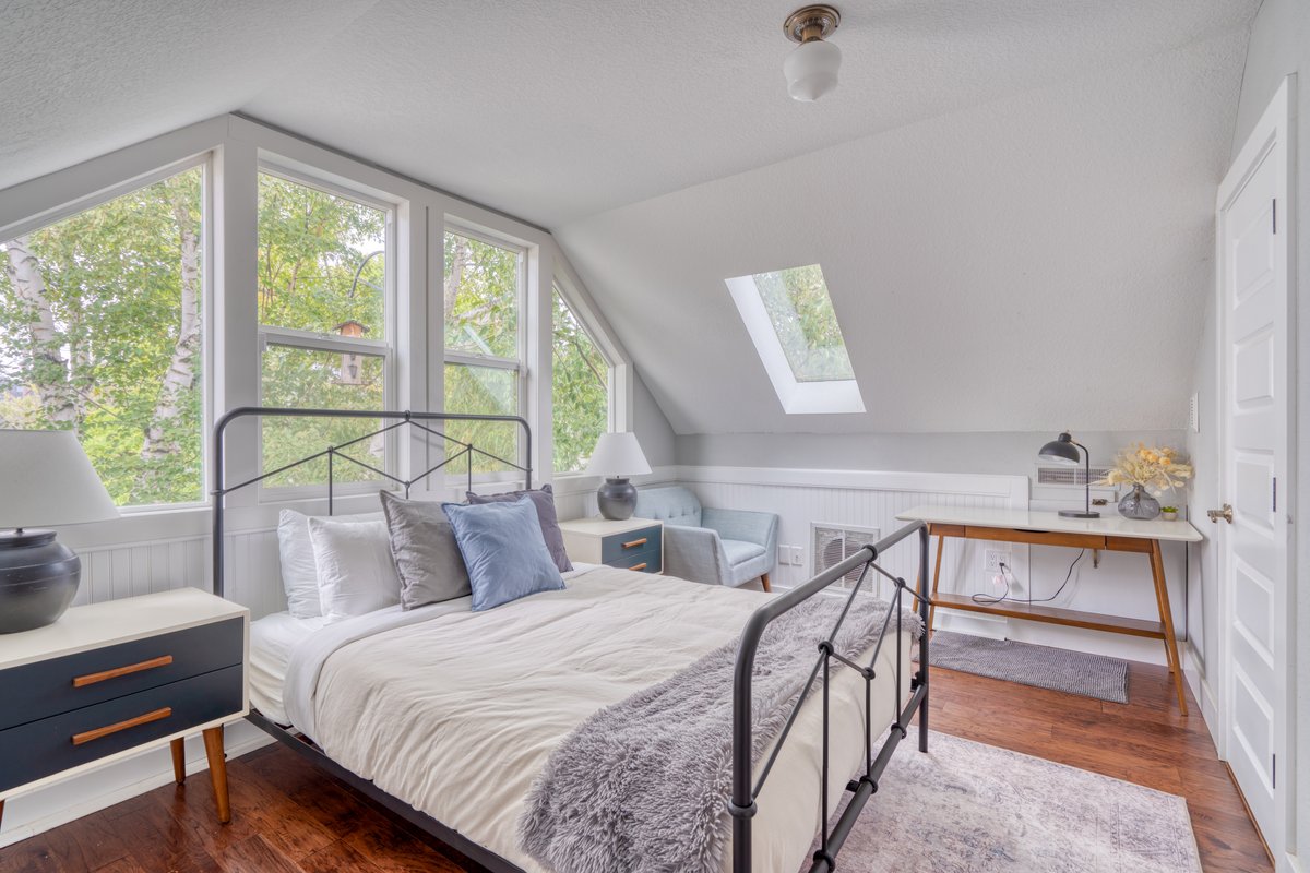 Massive Nob Hill Craftsman ~ 99 WalkScore, 8 beds