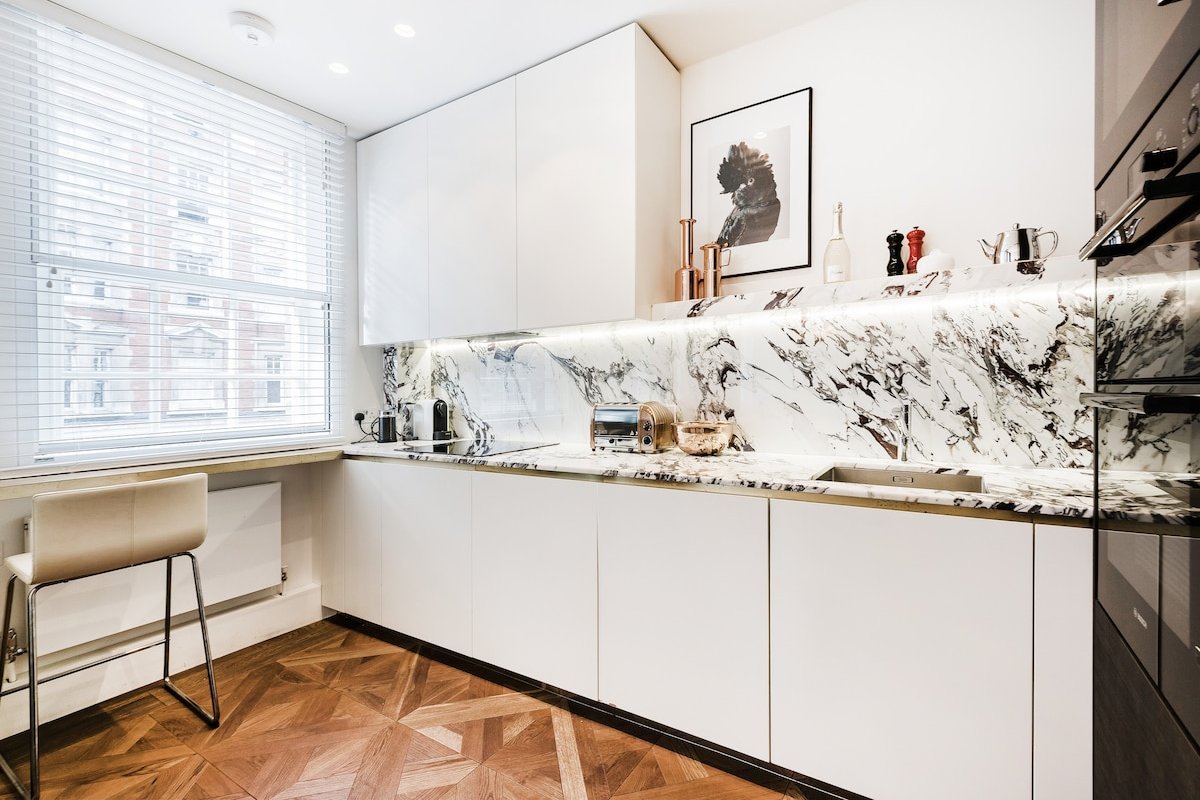 SOPHISTICATED BOUTIQUE APARTMENT gallery image 3