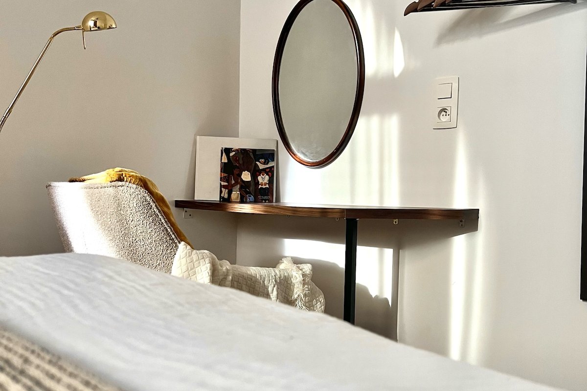 3 min walk-MEIR. Cozy 3/4BR house. gallery image 3