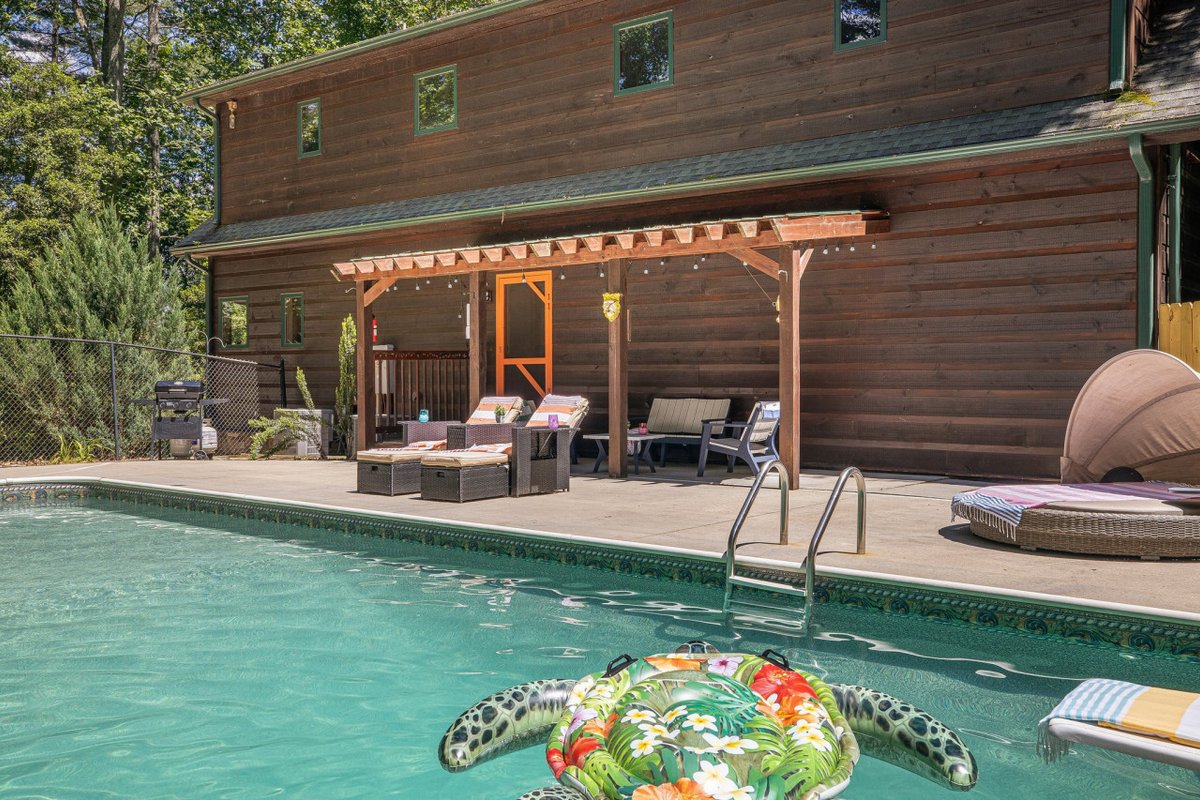 CozyEscape: Hot Tub,Fireplace, Firepit, Sleeps 14!