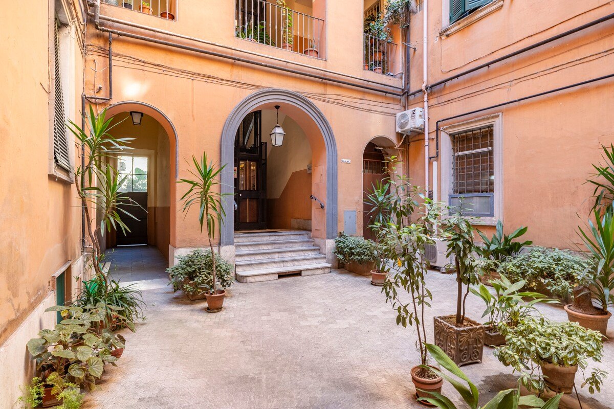 Large and historic apartment in Vatican Museums gallery image 5