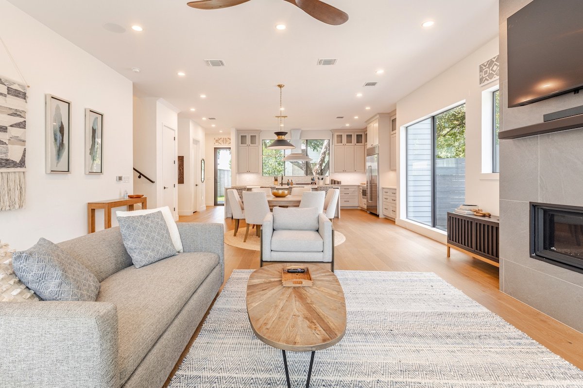 Pool/Walkable to Restaurants gallery image 4