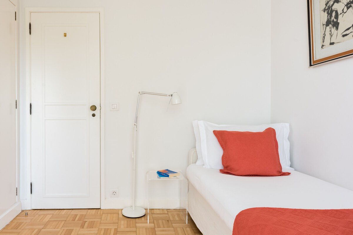 Estoril Luminous Villa Close to the Sea Heated Pool gallery image 4