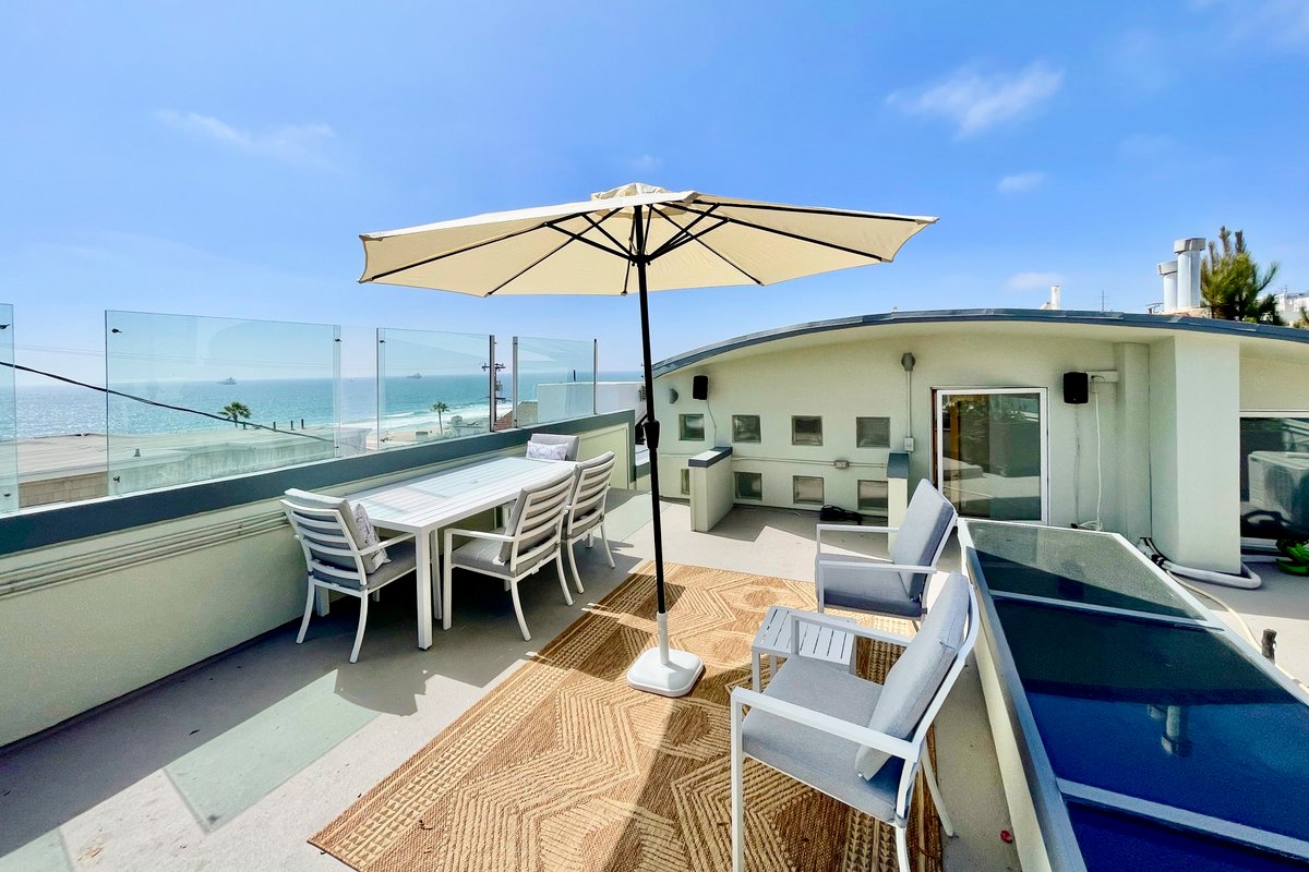 Dream Manhattan Beach House Steps from the Sand