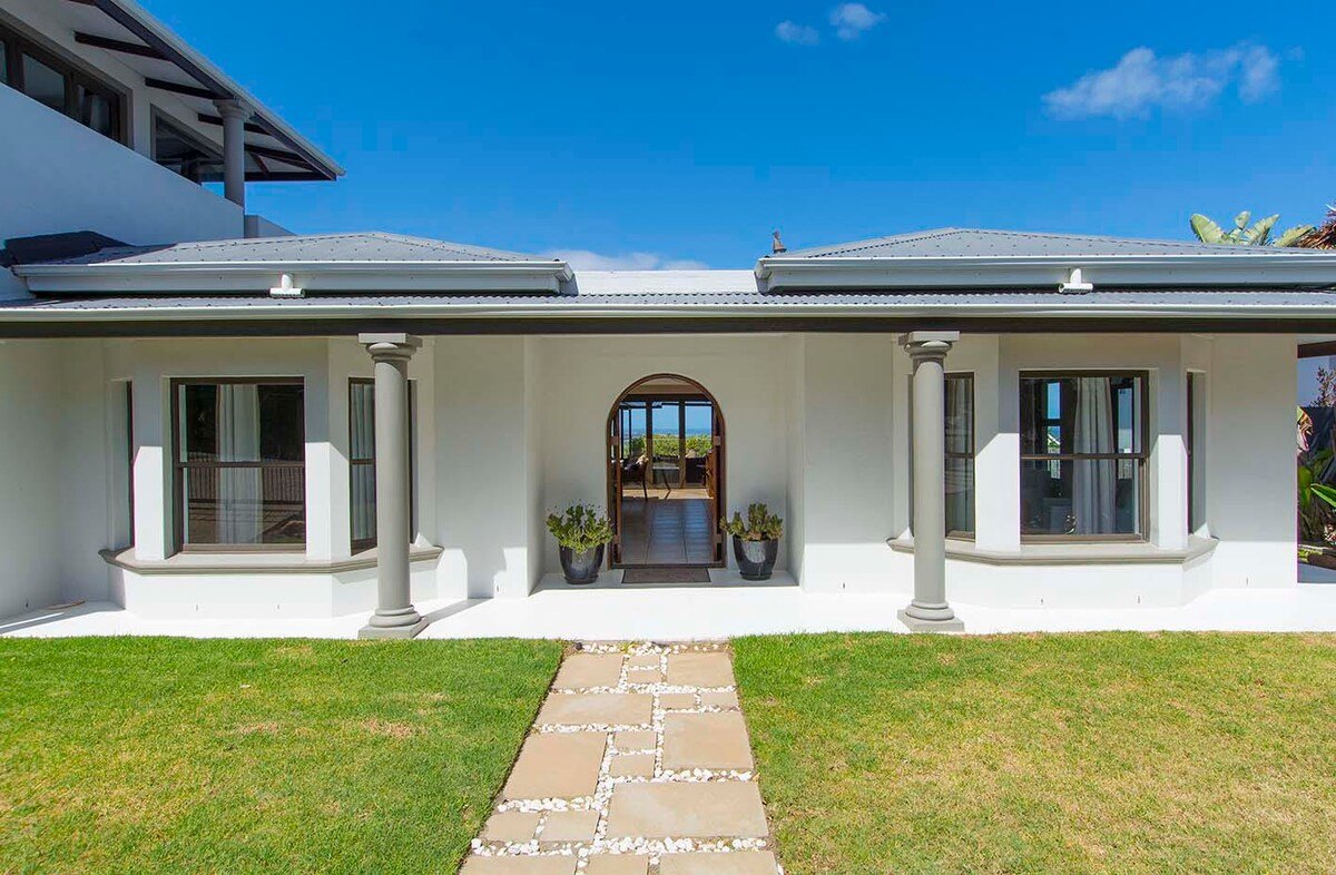 Large 6 bedroom home, ocean and mountain views. gallery image 3