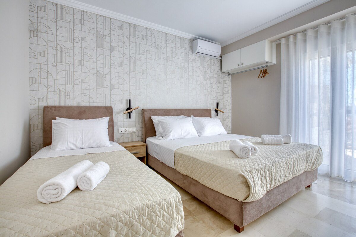 Selini – Topfloor apartment in historical Athens gallery image 3