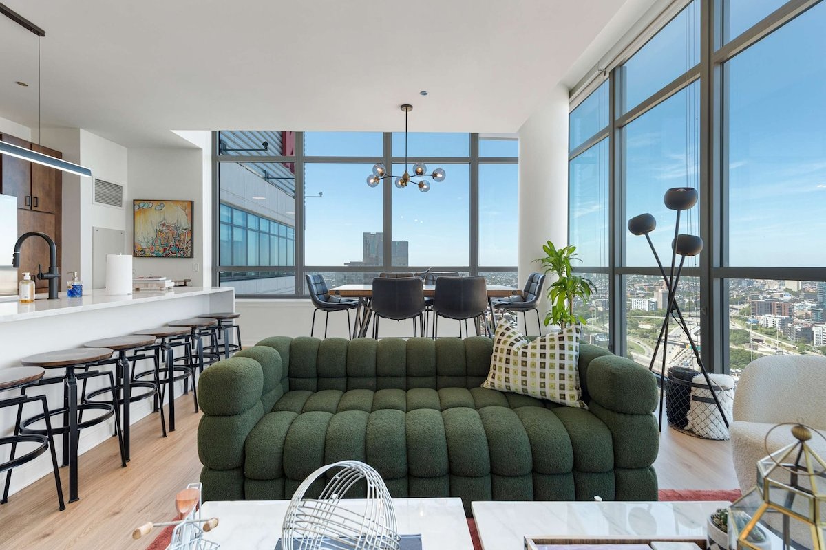 Dual Penthouse Retreat: Perfect for Groups gallery image 2