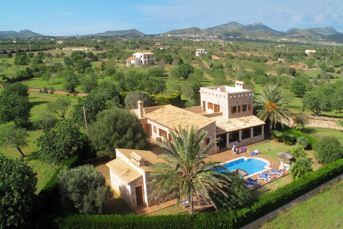 VILLA SES FIGUERES HOUSE WITH POOL AND INTERNET gallery image 5