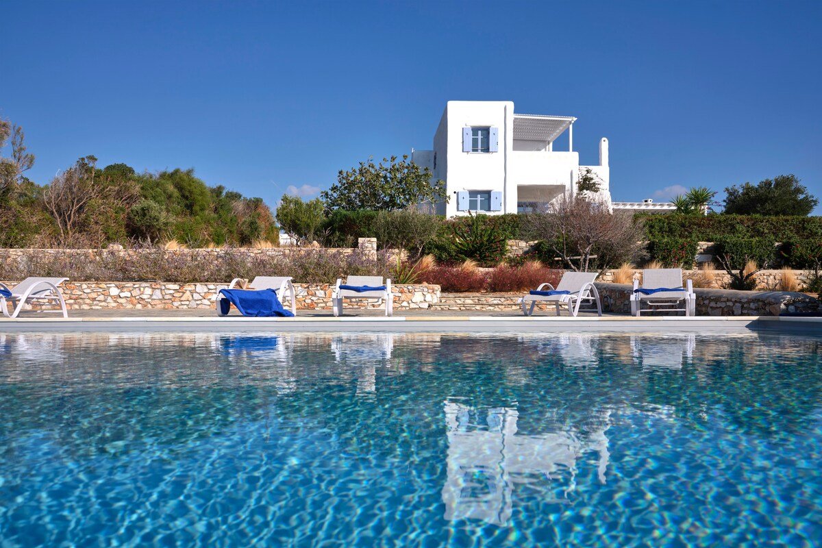 Unique Seafront villa in Paros gallery image 3