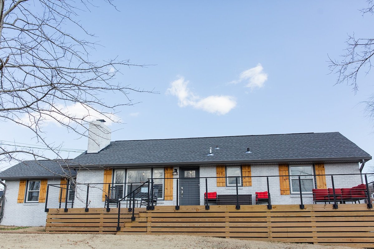 PERFECTLY LOCATED, SPACIOUS, & COMFORTABLE gallery image 2