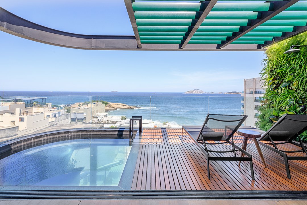 Incrível cobertura com vista para o Arpoador.