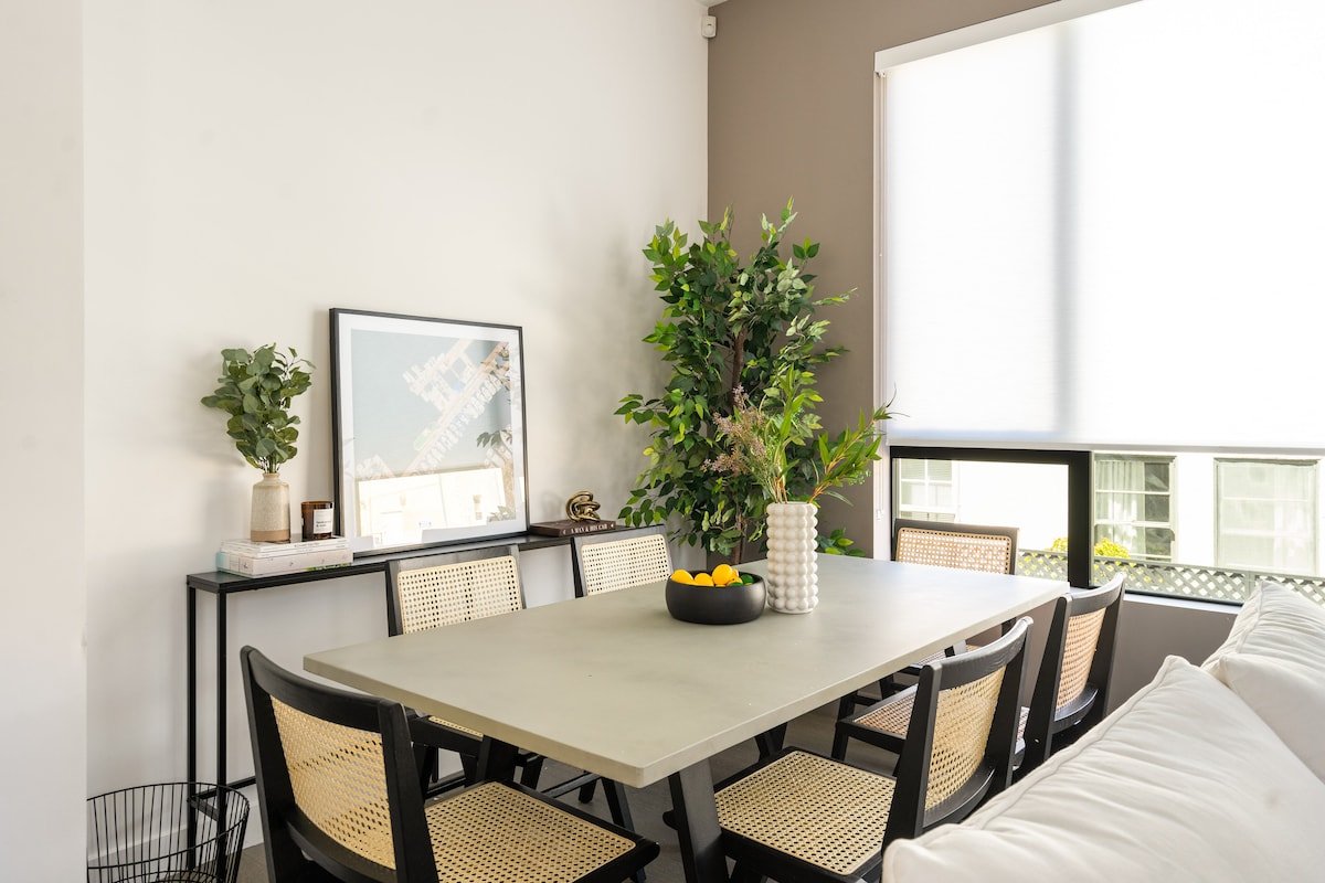 Luxurious Westside Townhome with Views and Parking gallery image 5