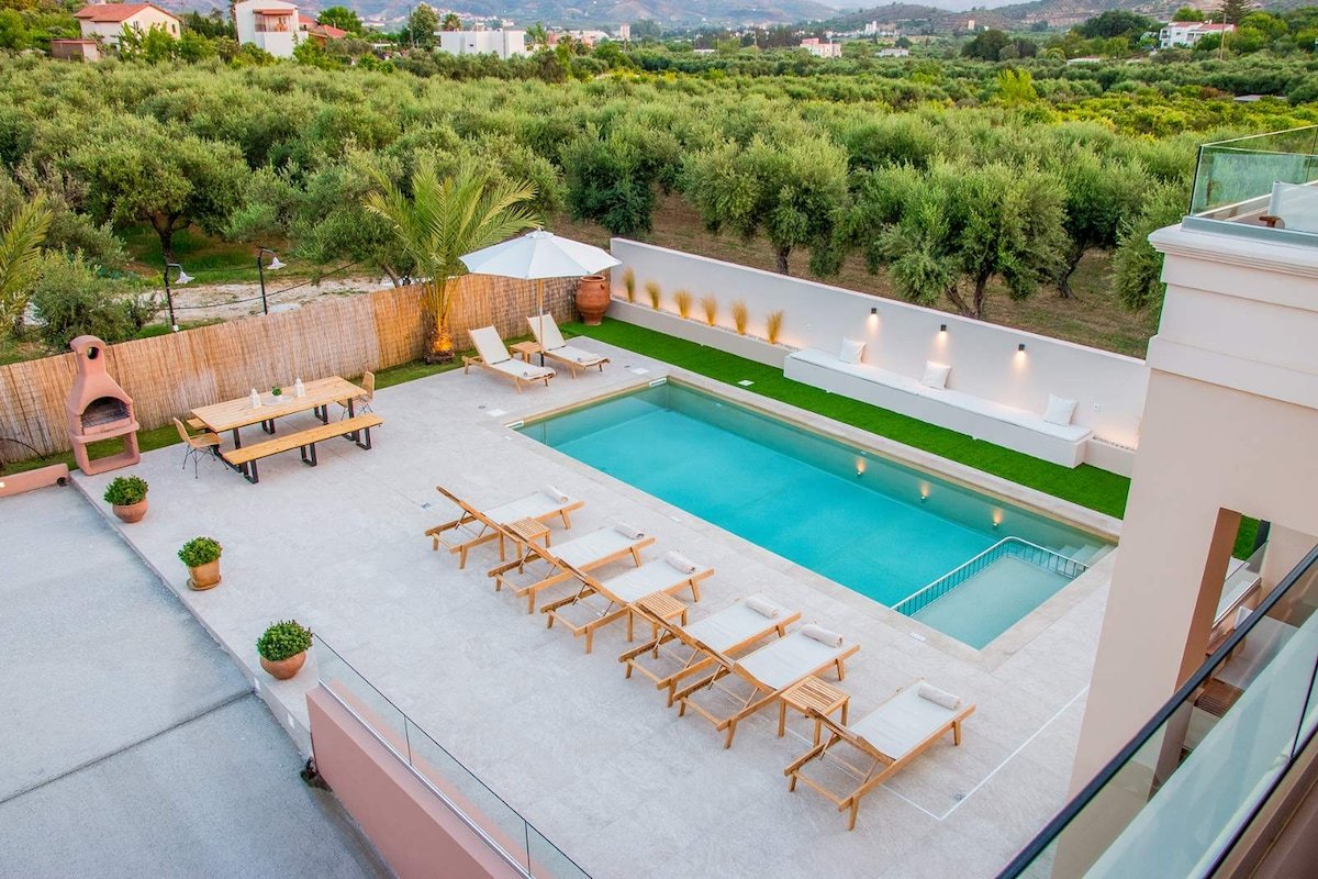 Private Heated pool*Close to the Beach*BBQ & Wifi gallery image 3