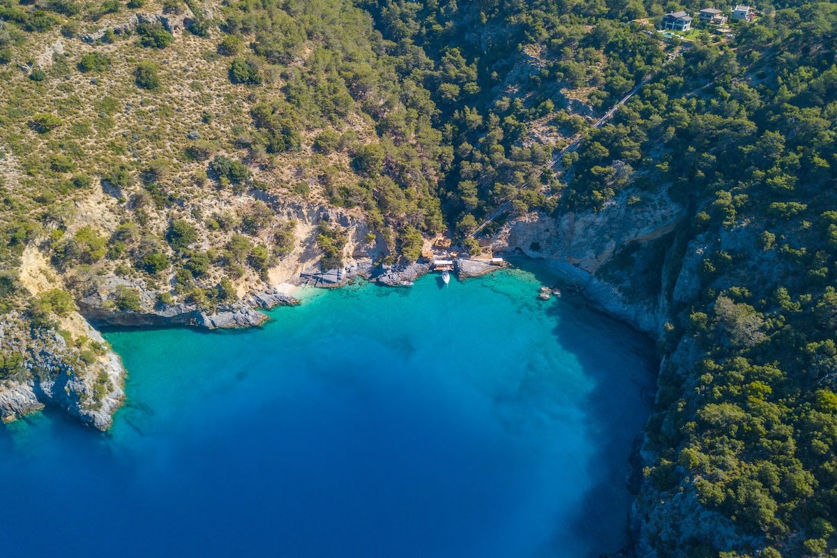 Private Island-Style Luxury Estate – Private Bay