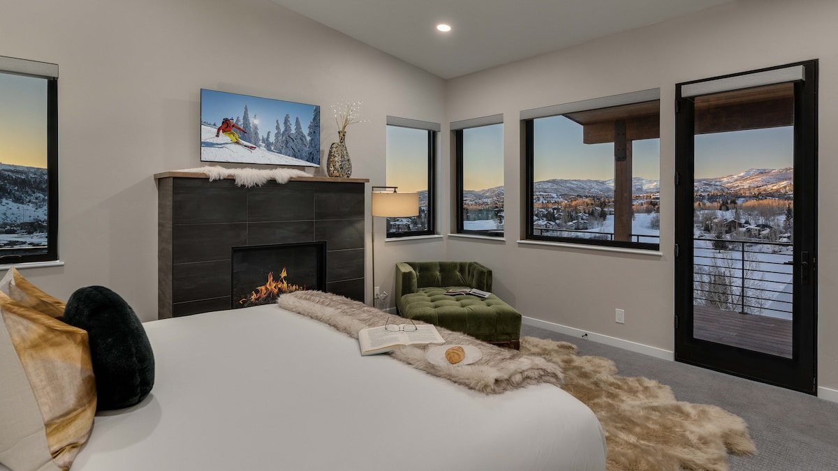 Stunning Views + Hot Tub – Monarch Retreat gallery image 3