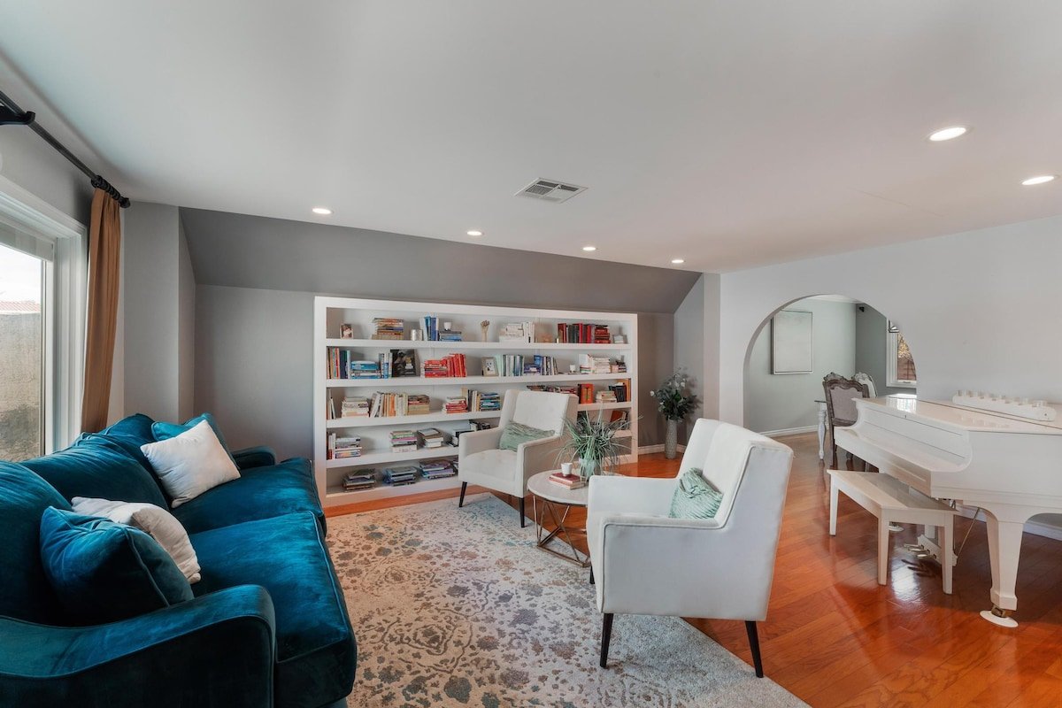 5bedroom By Strip & Airport w/ King Beds! gallery image 5