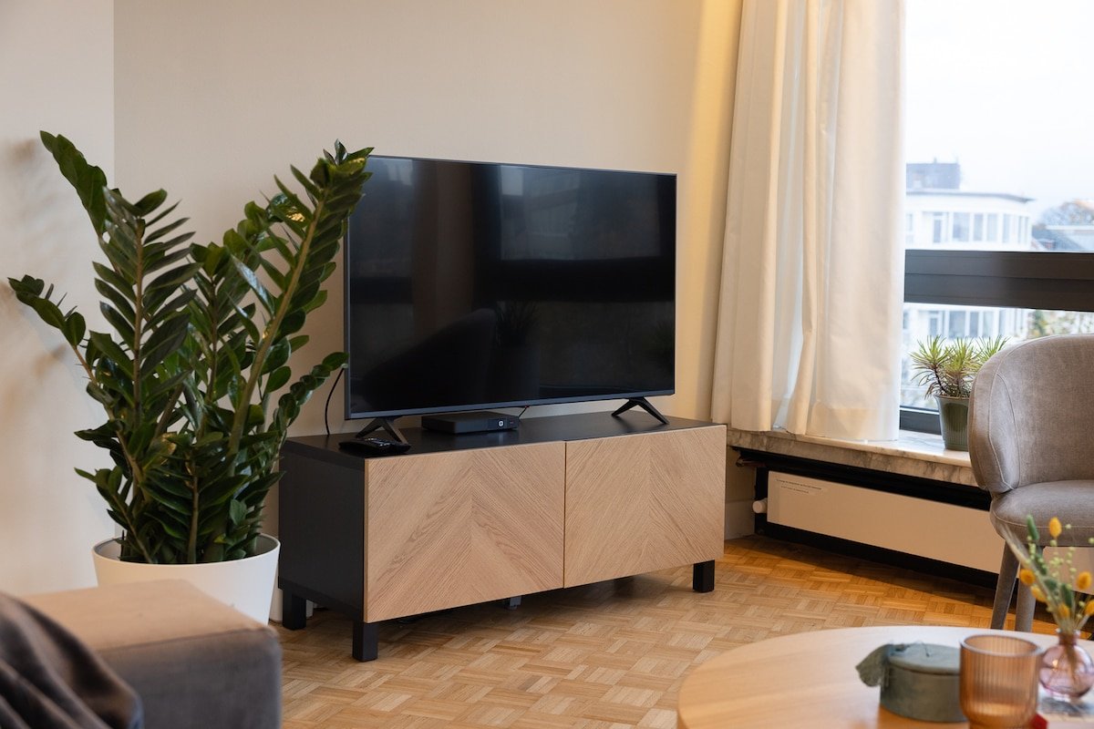 Trendy, sunny apartment on the South – 5th floor gallery image 4