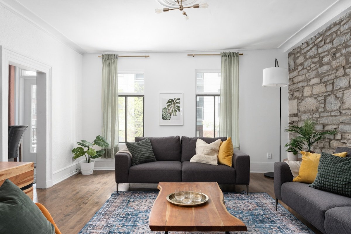 Unique ,Old, Montreal & Patio 10 Guests gallery image 2